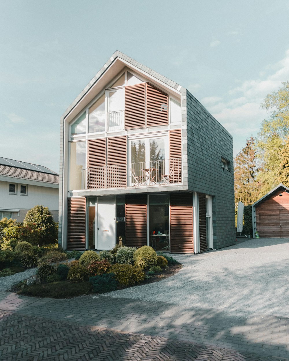 Casa de kit con puertas y ventanas instaladas