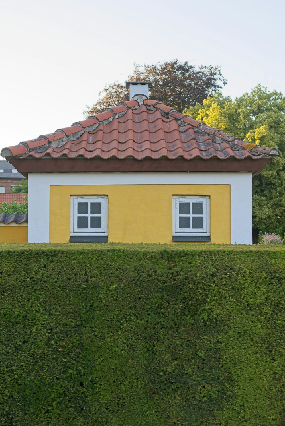 Casa mediterránea amarilla con teja