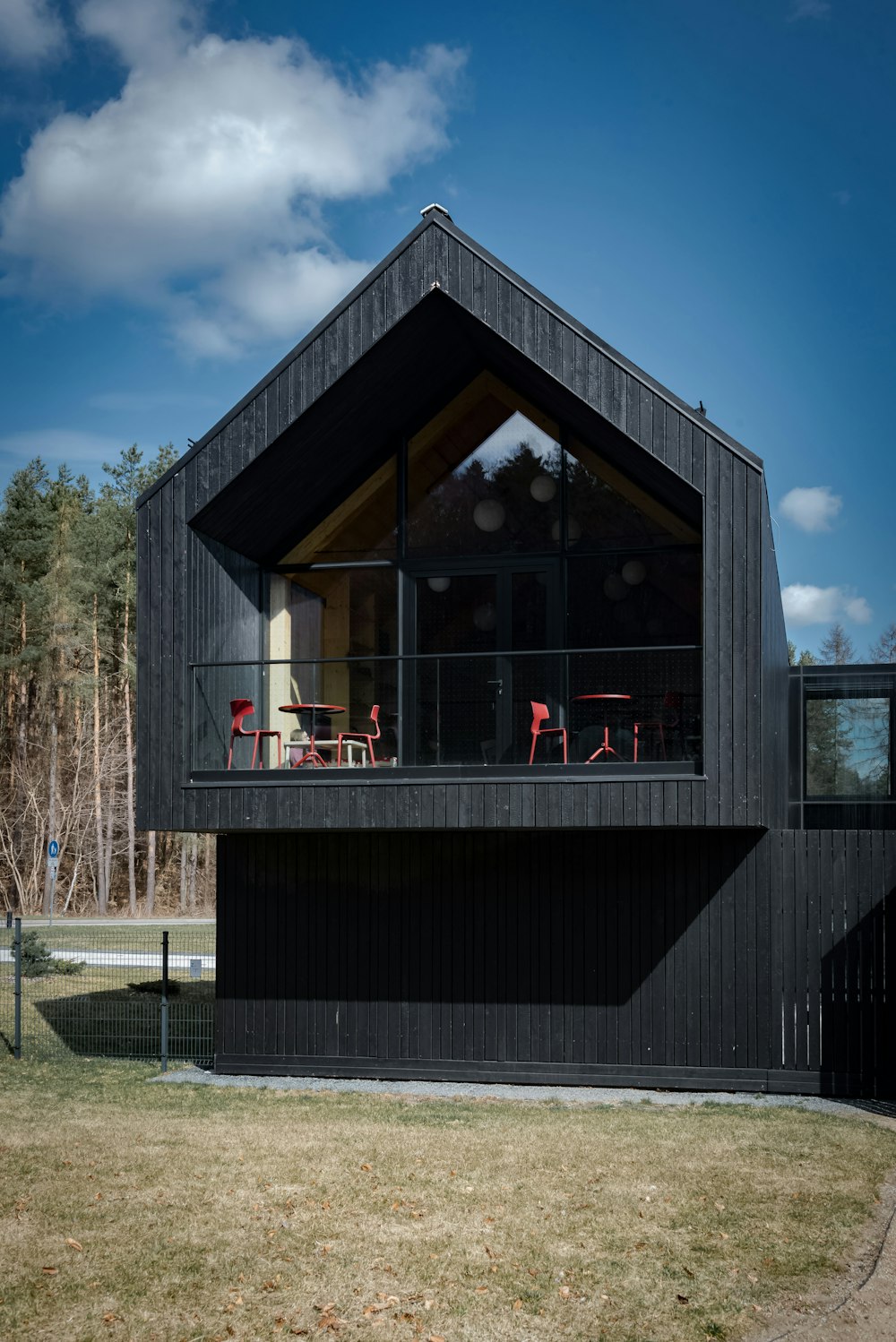 Casa moderna negra con balcón
