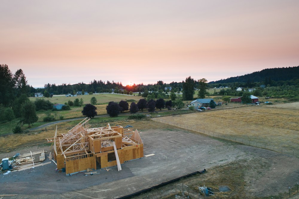 Estructura de madera de una casa prefabricada en montaje vista desde arriba al atardecer