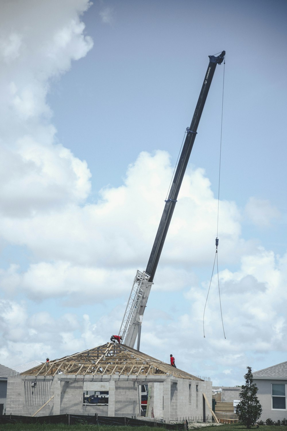 Grúa montando una casa prefabricada en un terreno