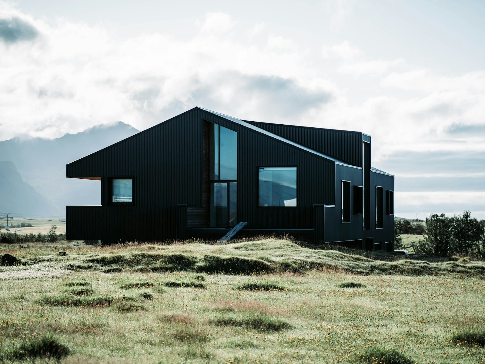 Casa prefabricada de dos pisos con revestimiento negro