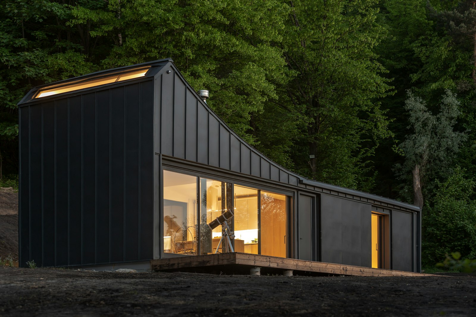 Casa prefabricada moderna con ventanales