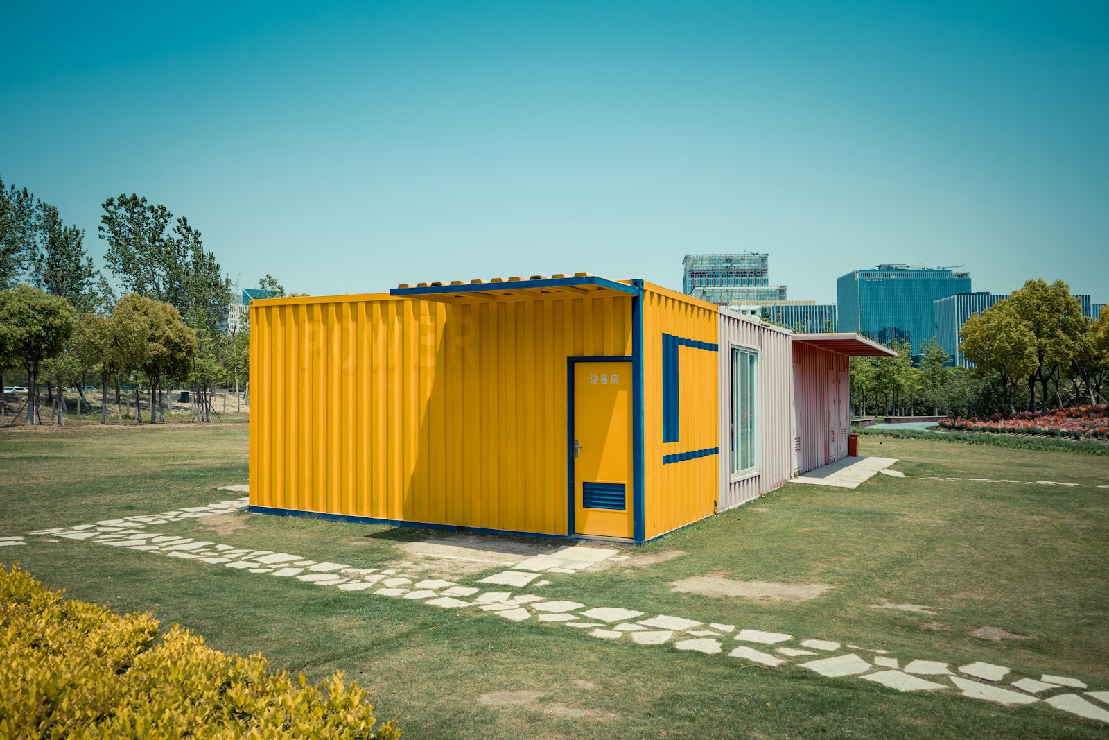 Casa container amarilla sobre pasto