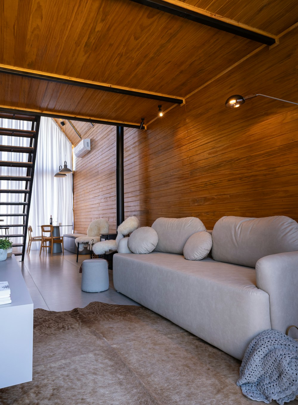 Living terminado con revestimiento de madera en una casa prefabricada