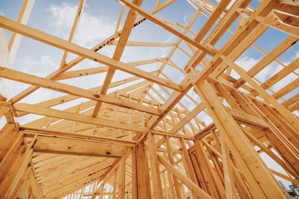 Paneles de tabiquería de madera de un kit de casa montados en su comuna