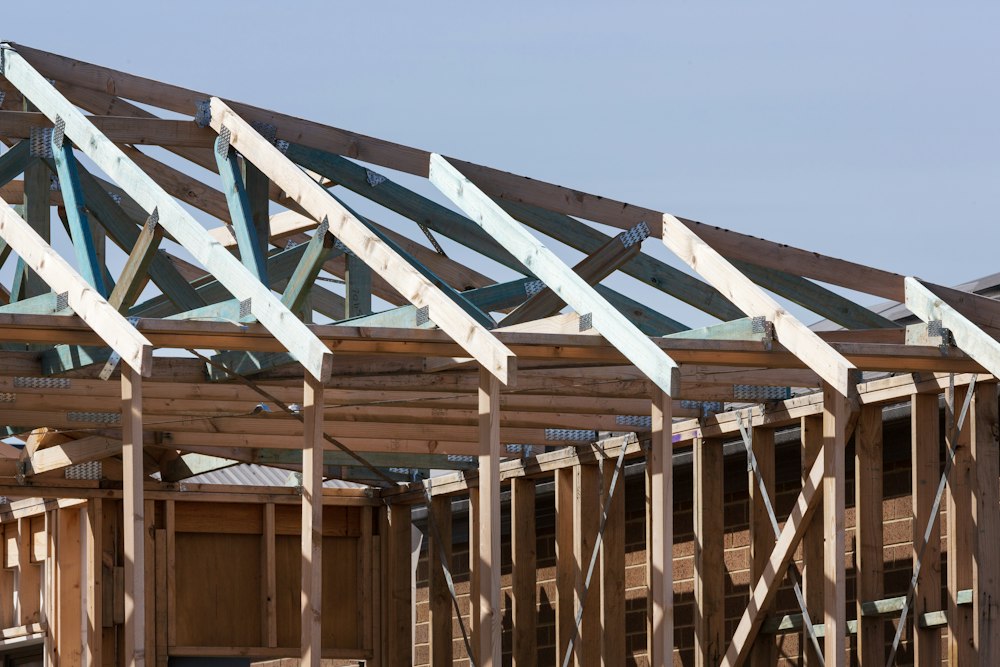 Cerchas y cubierta de una casa prefabricada en obra