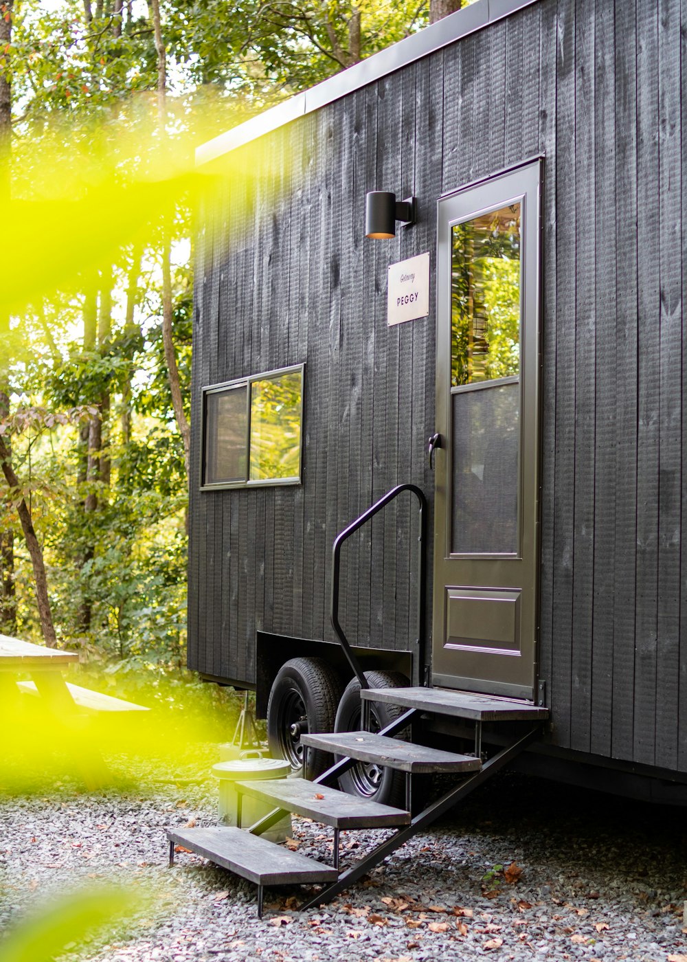 Tiny house negra sobre ruedas